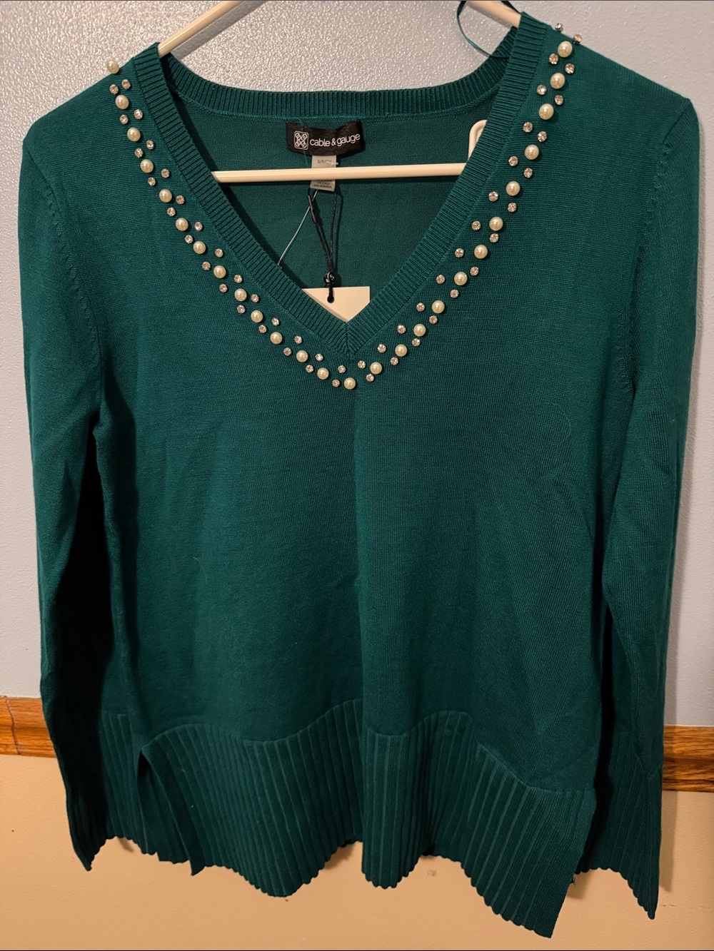 Cable & Gauge Adventurine V-Neck Sweater with Pearl and Rhinestone Trim Sz Small